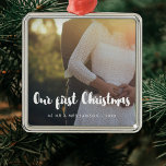 Ornement Carré Argenté Moderne Notre premier couple de Noël<br><div class="desc">Une typographie moderne pour cette collection d'ornements photo. Pour customiser avec votre photo préférée. Vous pouvez aussi facilement changer la couleur de la police à votre goût.</div>