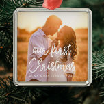 Ornement Carré Argenté Moderne Notre premier couple de Noël<br><div class="desc">Une typographie moderne pour cette collection d'ornements photo. Pour customiser avec votre photo préférée. Vous pouvez aussi facilement changer la couleur de la police à votre goût.</div>