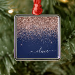 Ornement Carré Argenté Monogramme de Parties scintillant bleu marine rose<br><div class="desc">Rose Gold - Blush Pink et Navy Blue Parties scintillant Monogramme Nom et ornement de Noël initial. Cela rend le cadeau parfait pour 16 ans,  mariage,  douche nuptiale,  anniversaire,  baby shower ou bachelorette pour quelqu'un qui aime le luxe glam et les styles chic.</div>