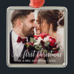 Ornement Carré Argenté Notre première photo Mariage de Noël Script blanc<br><div class="desc">Notre premier ornement photo Mariage de Noël - Carré</div>