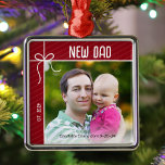 Ornement Carré Argenté Nouveau papa et bébé photo de Noël<br><div class="desc">Un ornement personnalisé pour célébrer votre première année en tant que père est un moyen si sincère de chérir ces précieux souvenirs. Personnalisez ce charmant ornement de Noël avec une photo de vous et de votre bébé,  ainsi que le nom et la date de naissance de votre bébé.</div>