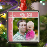 Ornement Carré Argenté Nouveau papa et bébé photo de Noël<br><div class="desc">Un ornement personnalisé pour célébrer votre première année en tant que père est un moyen si sincère de chérir ces précieux souvenirs. Personnalisez ce charmant ornement de Noël avec une photo de vous et de votre bébé,  ainsi que le nom et la date de naissance de votre bébé.</div>