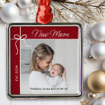Ornement Carré Argenté Nouvelle maman photo de Noël<br><div class="desc">Célébrez votre première année en tant que mère avec cet ornement de gardiens spécial. Personnalisez ce charmant ornement d'arbre de Noël avec une photo de vous et de votre bébé,  ainsi que le nom et la date de naissance de votre bébé.</div>