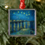 Ornement Carré Argenté Nuit étoilée sur le Rhône | Vincent van Gogh<br><div class="desc">Starry Night Over the Rhône (1888) de Vincent van Gogh est un tableau post-impressionniste fascinant qui saisit une vue sereine de la nuit sur le Rhône à Arles, en France. L'oeuvre présente un ciel bleu profond orné d'étoiles dorées chatoyantes et de leurs réflexions sur l'eau. Au premier plan, deux figures...</div>