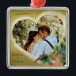 Ornement Carré Argenté Or personnalisé modèle photo<br><div class="desc">Pour l'arbre — cet ornement spécial - unique, coutume vraiment spéciale — un coeur dans un coeur — avec le nom du couple et la date de l'événement spécial. Avec de jolies fleurs. Téléchargez facilement vos photos préférées pour créer cet ornement. Quelle belle idée cadeau pour un couple nouvellement marié;...</div>