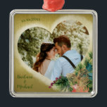 Ornement Carré Argenté Or personnalisé modèle photo<br><div class="desc">Pour l'arbre — cet ornement spécial - unique, coutume vraiment spéciale — un coeur dans un coeur — avec le nom du couple et la date de l'événement spécial. Avec de jolies fleurs. Téléchargez facilement vos photos préférées pour créer cet ornement. Quelle belle idée cadeau pour un couple nouvellement marié;...</div>
