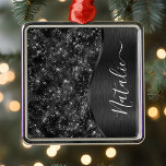 Ornement Carré Argenté Parties scintillant noire métallique personnalisée<br><div class="desc">Personnalisez facilement ce métal brossé noir et cet ornement à motif de parties scintillant glamour avec votre propre nom personnalisé.</div>