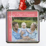 Ornement Carré Argenté Photo de Noël de la famille des nouveaux parents<br><div class="desc">Fêtez votre première année comme parents avec un ornement de gardien de coeur! Personnalisez cette charmante décoration de sapin de Noël avec votre photo préférée de votre nouvelle famille, ainsi que le nom et la date de naissance de votre bébé. C'est une belle façon de capturer cette étape spéciale et...</div>