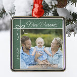 Ornement Carré Argenté Photo de Noël de la famille des nouveaux parents<br><div class="desc">Fêtez votre première année comme parents avec un ornement de gardien de coeur! Personnalisez cette charmante décoration de sapin de Noël avec votre photo préférée de votre nouvelle famille, ainsi que le nom et la date de naissance de votre bébé. C'est une belle façon de capturer cette étape spéciale et...</div>