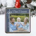 Ornement Carré Argenté Photo de Noël de la famille des nouveaux parents<br><div class="desc">Fêtez votre première année comme parents avec un ornement de gardien de coeur! Personnalisez cette charmante décoration d'arbre de Noël avec une photo chère de votre nouvelle famille, avec le nom et la date de naissance de votre bébé. C'est une belle façon de capturer cette étape spéciale et de créer...</div>
