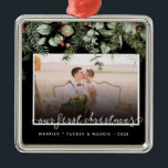 Ornement Carré Argenté Photo First Christmas Marié Winter Greenery<br><div class="desc">2 Photo First Christmas Engaged Winter Greenery Ornament - Christmas Ornament présente votre belle photo. L'ornement est aussi composé de verdure d'hiver, de pin, de baies saintes en aquarelle.L'ornement ferait un cadeau très réfléchi à être chéri pour les années à venir. Notre modèle de haute qualité vous permet de customiser...</div>
