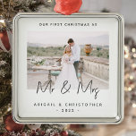 Ornement Carré Argenté Photo minimaliste Premier Noël en tant que M. & Mm<br><div class="desc">Célébrez votre premier Noël en couple marié avec cet ornement de photo minimaliste moderne. Le texte en gris fusain dit "Notre premier Noël en tant que Monsieur et Madame", avec les mots "Monsieur et Madame" dans le script à la mode d'écriture manuscrite. Remplacez facilement l'exemple d'image par votre photo préférée,...</div>