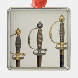 Ornement Carré Argenté Poignées de trois épées françaises : un d'acie