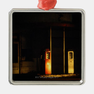 Ornement Carré Argenté Pompes à essence vintages la nuit, énigme, Orégon,