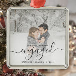 Ornement Carré Argenté Premier Noël Engagé Photo personnalisée Gris Scrip<br><div class="desc">Commémorez votre fiançailles avec ce magnifique ornement de gardien moderne. Le texte gris dit "Notre premier Noël engagé", avec le mot "engagé" dans un élégant script d'écriture manuscrite avec des fioritures avant et après. Remplacez l'exemple d'image par votre photo préférée, et ajoutez vos noms et l'année. Un filtre dégradé blanc...</div>