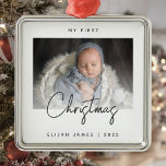 Ornement Carré Argenté Premier script gris de Noël pour bébé photo minime<br><div class="desc">Célébrez le premier Noël du bébé avec ce ornement minimaliste moderne de photo-conservation. Le texte en gris charbon dit "Mon premier Noël", avec le mot "Noël" dans le script à la mode d'écriture manuscrite. Remplacez facilement l'exemple d'image par votre photo préférée, et ajoutez le nom du bébé et l'année ci-dessous....</div>
