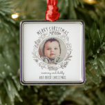 Ornement Carré Argenté Première photo de Noël pour papa maman<br><div class="desc">Première photo de l'héritage de Noël de bébé pour maman et papa. Ajoutez la photo de votre bébé entourée de boughs de Noël et d'une police de caractères de style manuscrite mignonne. Cet ornement est conçu pour les nouveaux parents. Maman peut surprendre papa, ou papa peut surprendre maman avec ce...</div>