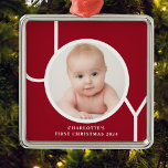 Ornement Carré Argenté Première photo personnalisée de Noël du bébé Keeps<br><div class="desc">Cet élégant ornement photo de Noël de gardien est décoré du mot JOY en typographie blanche sur un arrière - plan rouge. Facilement personnalisable avec votre photo,  nom et année.</div>