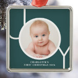 Ornement Carré Argenté Première photo verte personnalisée de Noël du bébé<br><div class="desc">Cet élégant ornement photo de Noël de gardien est décoré du mot JOY en typographie blanche sur un arrière - plan vert. Facilement personnalisable avec votre photo,  nom et année.</div>