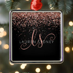Ornement Carré Argenté Rose Gold Blush Pink Parties scintillant Glam Nom<br><div class="desc">Glam Rose Gold Parties scintillant Élégants Monogrammes Ornements. Personnalisez facilement ce design tendance et chic ornemental avec une élégante parties scintillant brillante or rose sur un arrière - plan noir. Le design comprend votre monogramme manuscrit avec de jolis tourbillons et votre nom.</div>