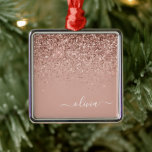Ornement Carré Argenté Rose Gold - Blush Pink Parties scintillant Nom de<br><div class="desc">Rose Gold - Blush Pink Parties scintillant Nom du monogramme et ornement de Noël initial. Cela rend le cadeau parfait pour 16 ans,  mariage,  douche nuptiale,  anniversaire,  baby shower ou bachelorette pour quelqu'un qui aime le luxe glam et les styles chic.</div>