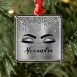 Ornement Carré Argenté Silver Glitter Sparkle Eyelashes Monogram<br><div class="desc">Argent Faux Parties scintillant à étincelles métalliques broyées Monogramme en métal brossé Nom et cils initiaux (cils),  Extensions Eyelash et ornement des yeux. Le design fait le cadeau parfait pour 16 ans,  mariage,  Noël,  douche nuptiale,  anniversaire,  baby shower ou bachelorette pour quelqu'un à la recherche d'un style cool tendance.</div>