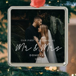 Ornement Carré Argenté Simple moderne Premier Noël en tant que M. & Mme P<br><div class="desc">Notre premier Noël en tant que Monsieur et Madame,  tout récemment marié ornement photo d'étape. Une typographie moderne pour cette collection d'ornements photo. Pour customiser avec votre photo préférée. Vous pouvez aussi facilement changer la couleur de la police à votre goût.</div>
