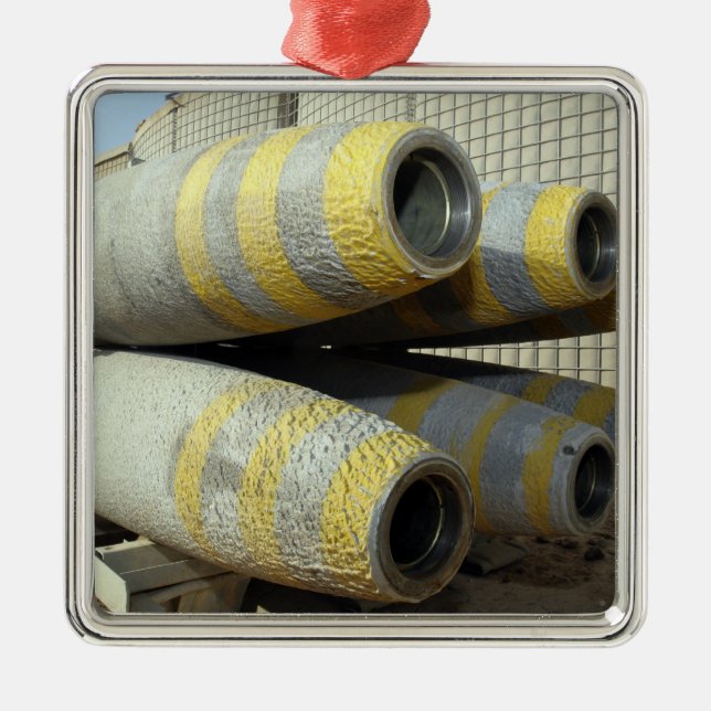 Ornement Carré Argenté Six bombes GBU-12 sont dans un rack (Devant)