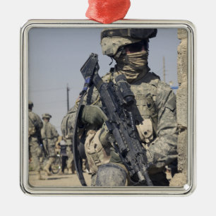 Ornement Carré Argenté Soldat armé avec un MK-48