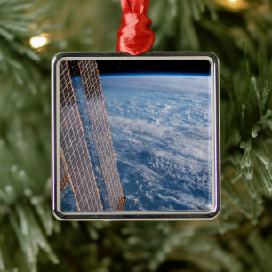 Ornement Carré Argenté Tasman Et Mer De Corail Recouvertes De Nuages.