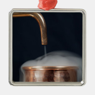 Ornement Carré Argenté tuyau de cuivre d'une distillerie avec la vapeur