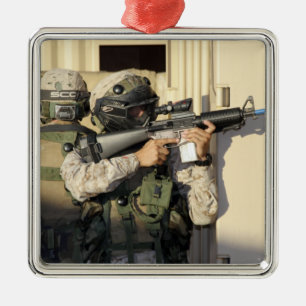 Ornement Carré Argenté Un chef d'infanterie vise son arme