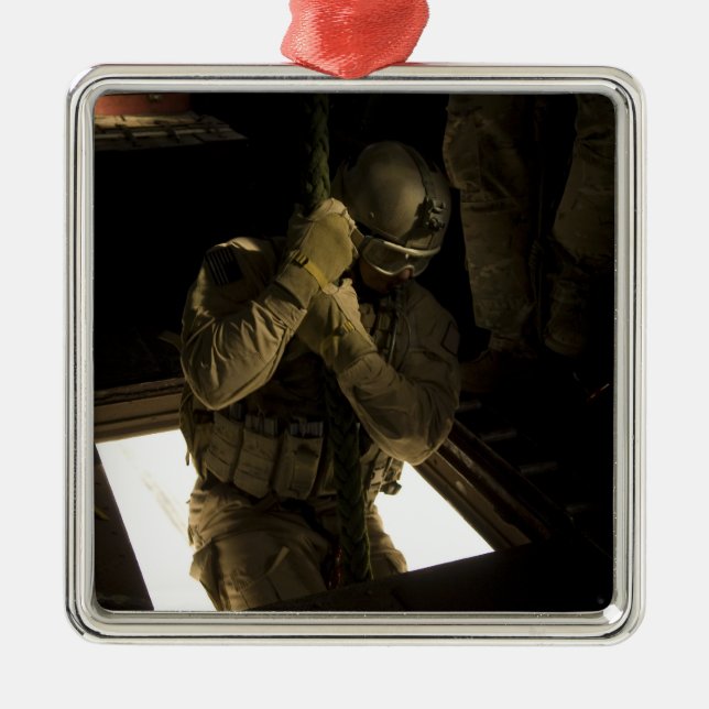 Ornement Carré Argenté Un pararescueman de l'US Air Force commence sa des (Devant)