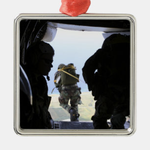 Ornement Carré Argenté Un soldat exécute un saut de statique-line