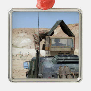 Ornement Carré Argenté Un soldiier instruit un soldat irakien d'armée