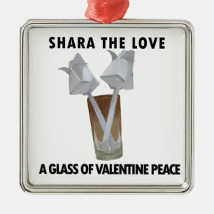 Ornement Carré Argenté Un verre de paix de la Saint-Valentin.