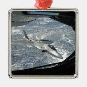 Ornement Carré Argenté Une banque F-22 Raptor loin d'un KC-135