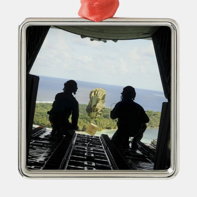 Ornement Carré Argenté Une boîte de biens humanitaires (Devant)