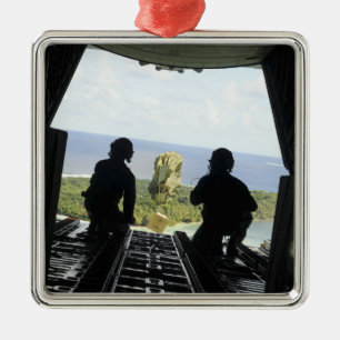 Ornement Carré Argenté Une boîte de marchandises humanitaires