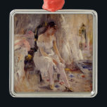 Ornement Carré Argenté Une fille qui met sur ses bas (par Berthe Morisot)<br><div class="desc">Ce dessin présente une peinture de l'artiste impressionniste française Berthe Morisot (1841-1895). Il montre une fille dans un cadre élégant et opulent, peut-être un palais aristocratique ou une maison luxueuse. Elle est assise sur une grande chaise et porte une robe blanche. Elle a des chaussures en or avec des talons...</div>