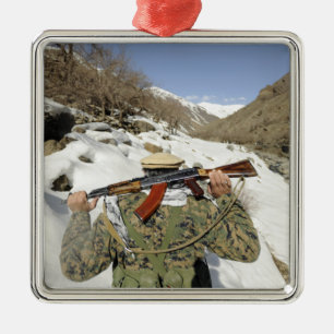 Ornement Carré Argenté Une garde de Mujahadeen marche avec un militaire a