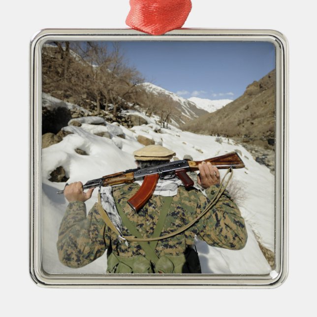 Ornement Carré Argenté Une garde de Mujahadeen marche avec un militaire a (Devant)