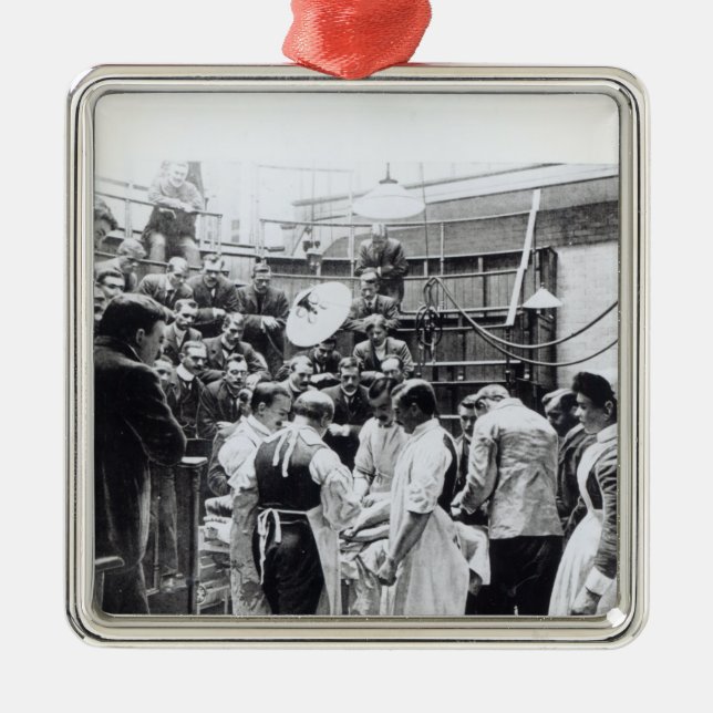 Ornement Carré Argenté Une opération à l'hôpital croisé de Charing (Devant)