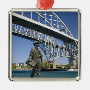 Ornement Carré Argenté Une statue de Thomas Edison par l'artiste local