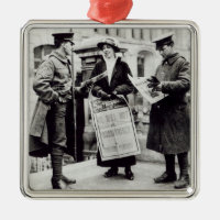 Une suffragette vendant des journaux à deux