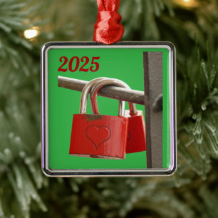 Ornement Carré Argenté Verrouilles d'amour rouge sur la clôture