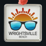 Ornement Carré Argenté Wrightsville Beach North Carolina Lunettes de sole<br><div class="desc">La plage de Wrightsville en Caroline du Nord offre tout,  du kayak,  du surf et de la plongée sous-marine aux pistes de jogging et aux parcours de golf.</div>