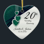 Ornement Cœur En Céramique 20e anniversaire du Mariage émeraude vert<br><div class="desc">20ème anniversaire de Mariage d'or. Un beau cadeau d'anniversaire mariage pour célébrer 20 ans de mariage. Peut également être utilisé pour d'autres occasions comme un anniversaire, l'amitié, cadeau de mariage, etc... en changeant simplement le libellé ⭐ Ce produit est 100% personnalisable. Les graphiques et / ou le texte peuvent être...</div>