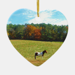 Ornement Cœur En Céramique Brown & cheval blanc, arbres d'automne, ciel bleu