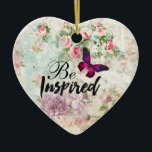 Ornement Cœur En Céramique Citation inspirée et collage de papillon rose<br><div class="desc">Un ornement avec le dicton : Soyez inspiré. Le mot inspiré est écrit dans une police de script cool tendance. Conçu avec un élégant papillon magenta rose aux accents violets. L'arrière - plan est un collage vintage abîmé avec des roses roses et d'autres éléments décoratifs. Une charmante ambiance fantaisiste.</div>
